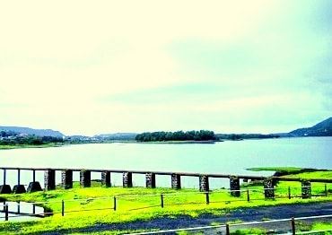 Lonavala Lake is the first hillside point in Lonavala Sightseeing cab package. It is contructed by TATA Power company.